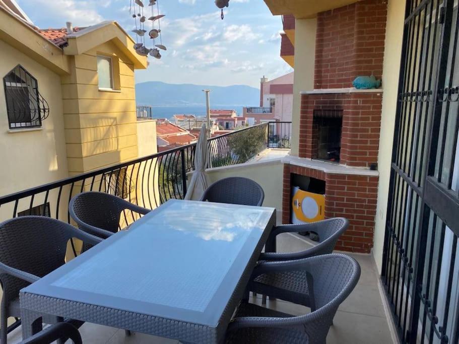 Deniz Manzarali, Havuzlu Ve Bahceli Triplex Villa Kuşadası